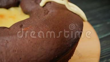 做食物-甜点。 用白巧克力和黑巧克力装饰蛋糕，用压碎的坚果<strong>洒下</strong>。 特写镜头。 4k视频